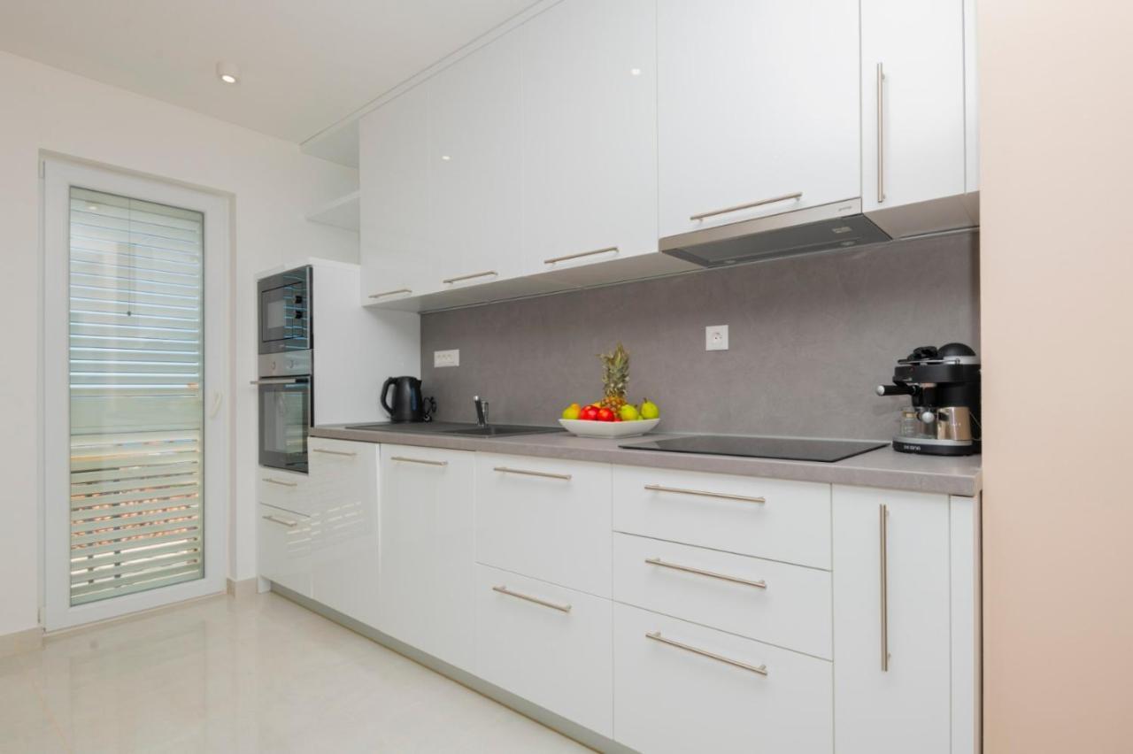 Apartments Radeljic โปดสตรานา ภายนอก รูปภาพ