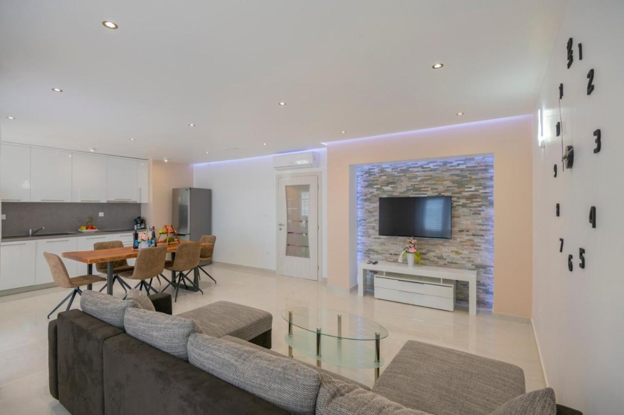 Apartments Radeljic โปดสตรานา ภายนอก รูปภาพ