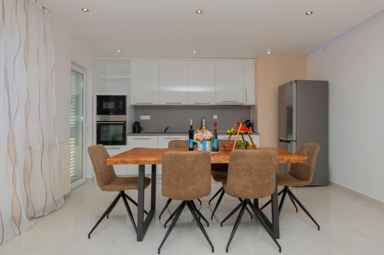 Apartments Radeljic โปดสตรานา ภายนอก รูปภาพ