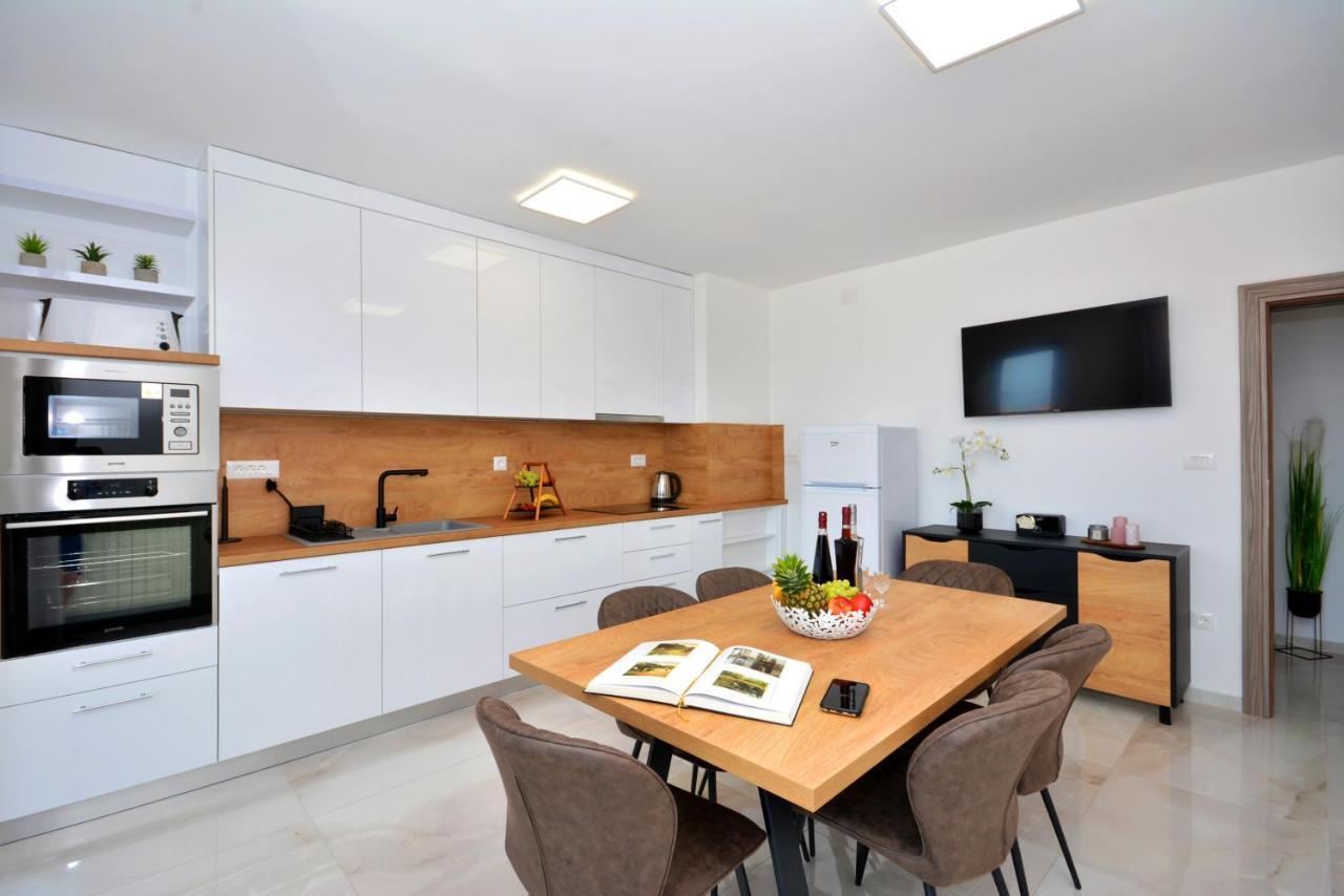 Apartments Radeljic โปดสตรานา ภายนอก รูปภาพ