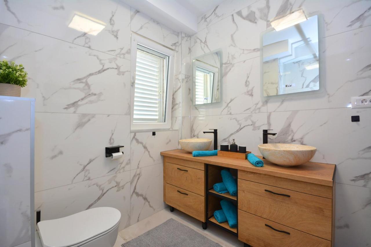 Apartments Radeljic โปดสตรานา ภายนอก รูปภาพ
