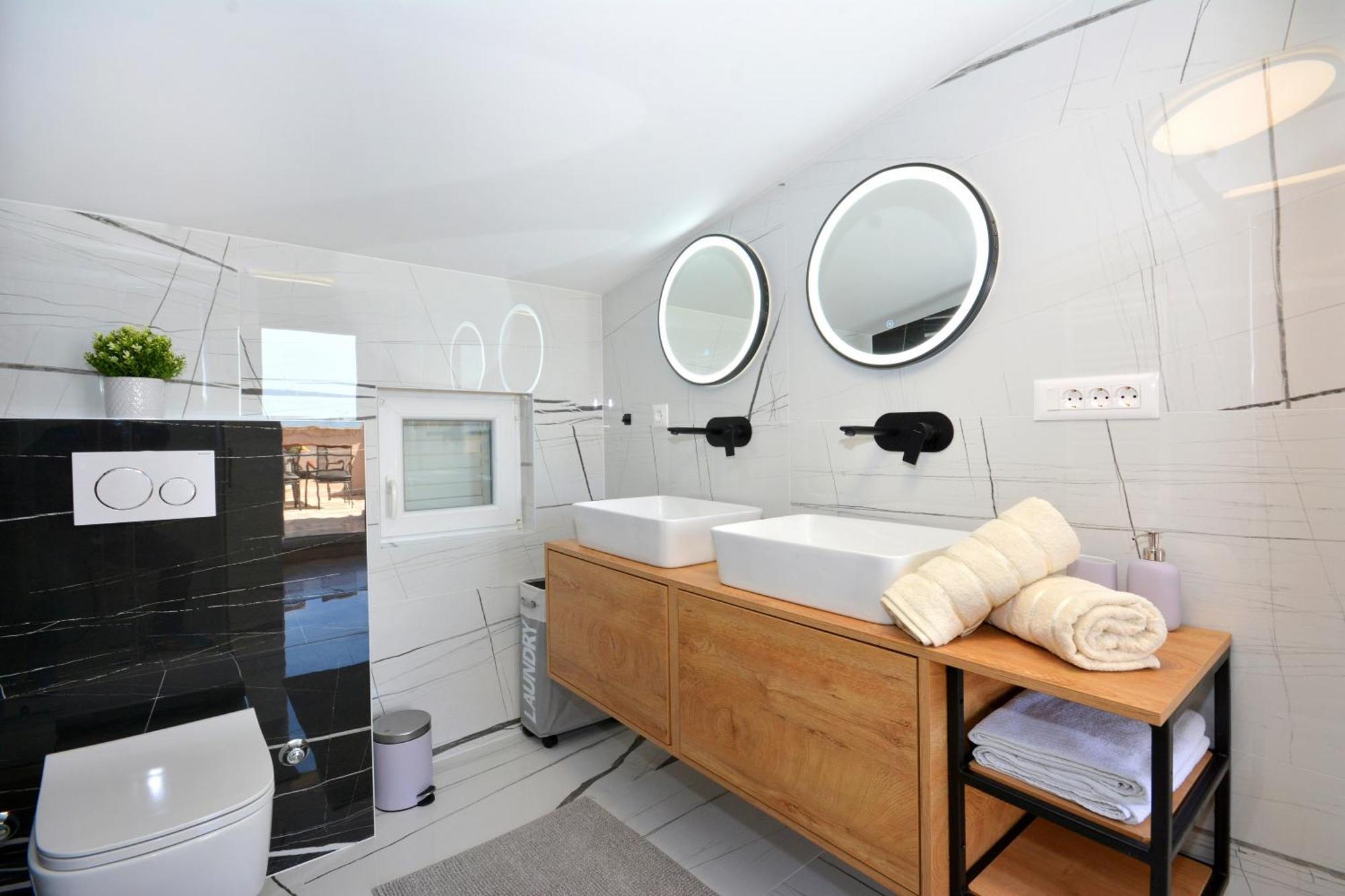 Apartments Radeljic โปดสตรานา ภายนอก รูปภาพ