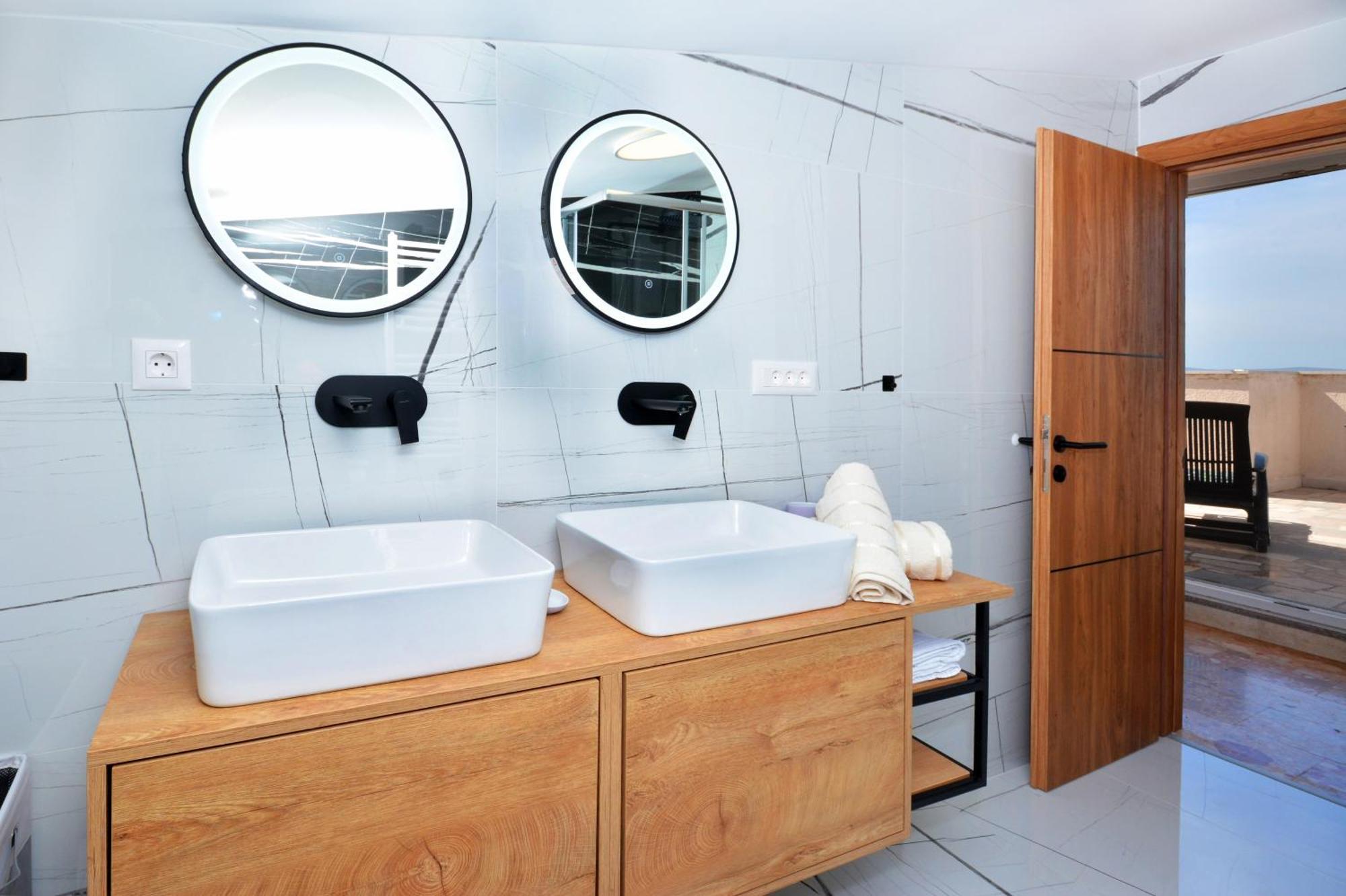 Apartments Radeljic โปดสตรานา ภายนอก รูปภาพ