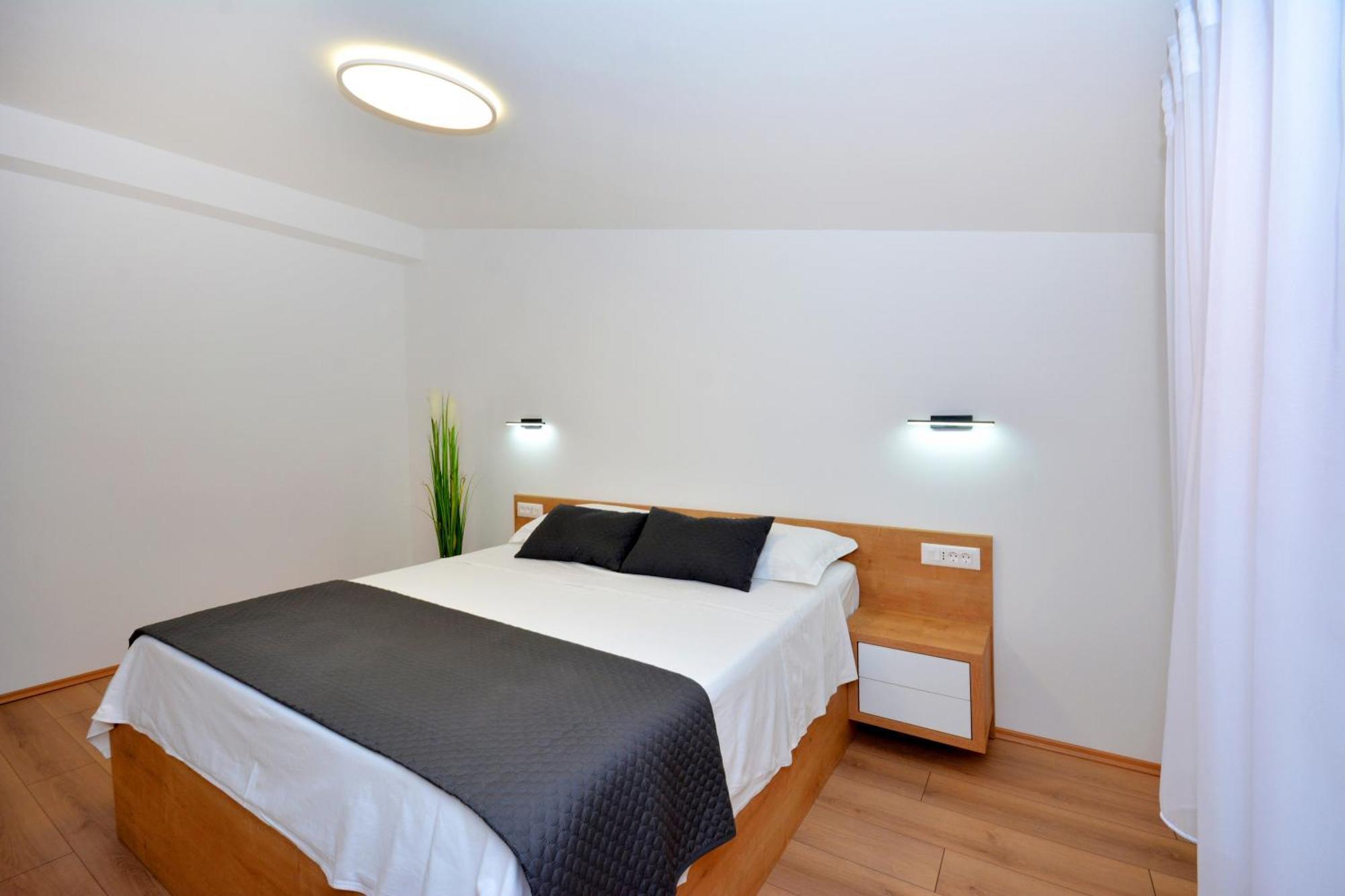 Apartments Radeljic โปดสตรานา ภายนอก รูปภาพ